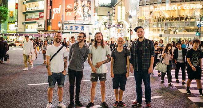 Smile and Burn in Tokio (noch nüchtern) - © Max Threlfall (wahrscheinlich auch noch nüchtern)